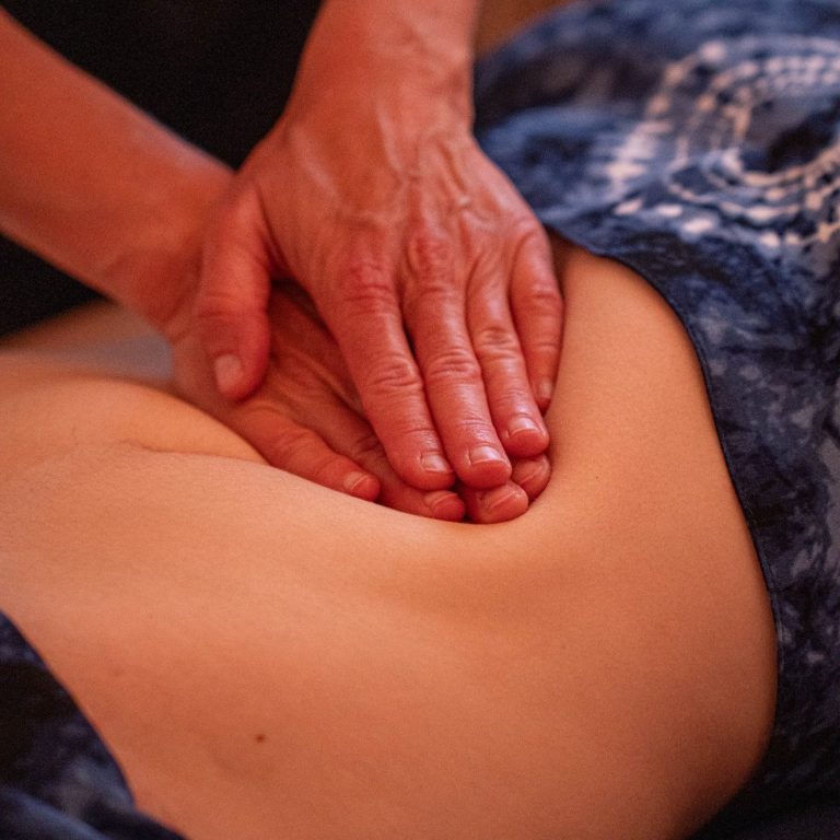Massage drainage lymphatique Stimule la circulation lymphatique, favorise l'élimination des toxines et réduit la sensation de jambes lourdes ou de rétention d'eau.